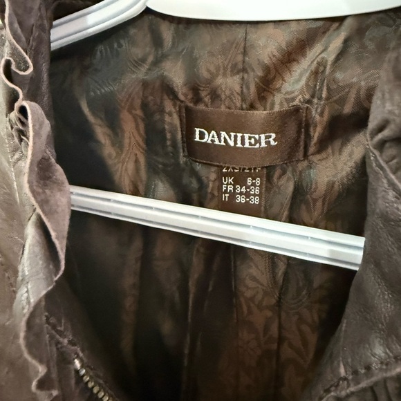 Danier Brown Leather Jacket with Stand-Up Collar and Fitted Silhouette - Picture 4 of 4